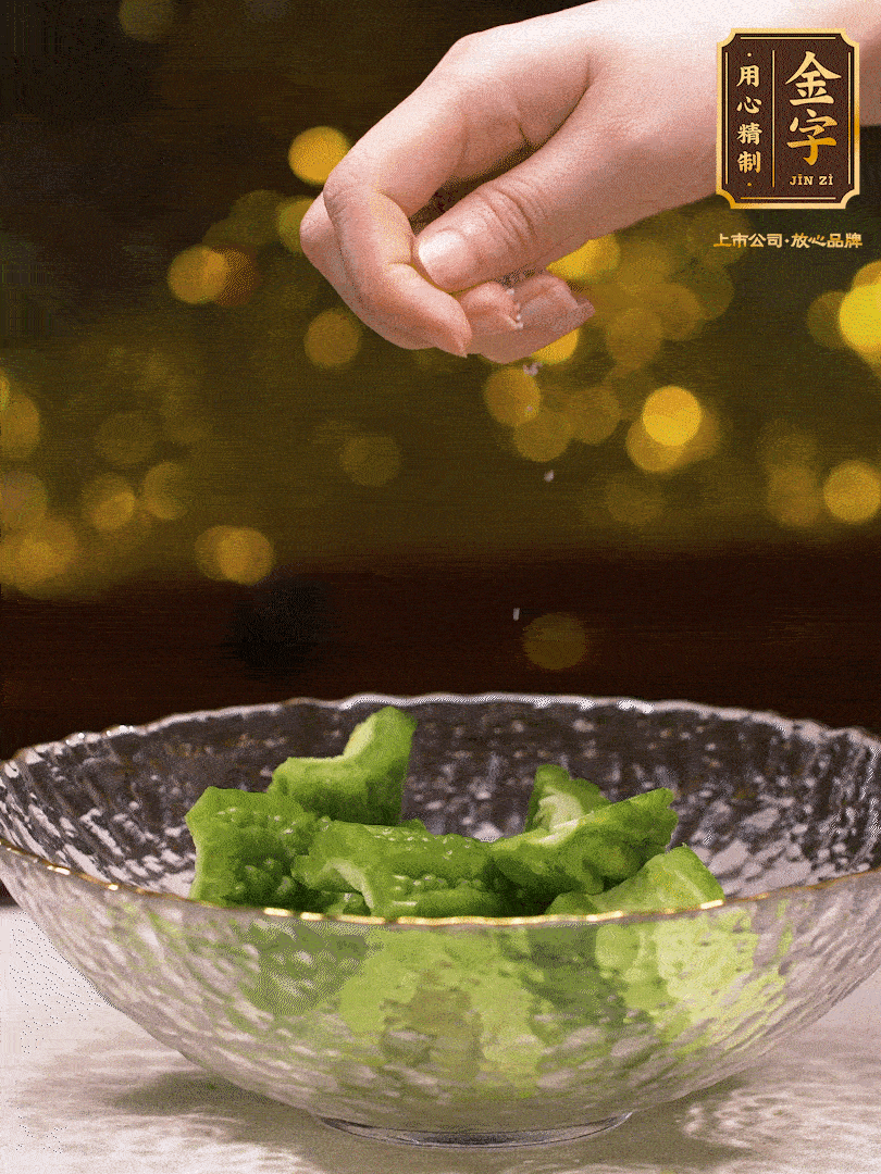 處理好的苦瓜切段（5cm），加點(diǎn)鹽鹽腌一下，去除一下苦味