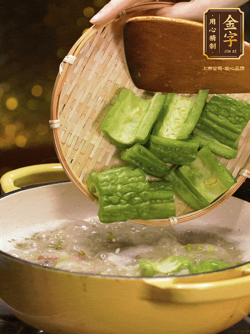 最后在放苦瓜燒開(kāi)，放一點(diǎn)點(diǎn)調(diào)味糖，燉煮20分鐘