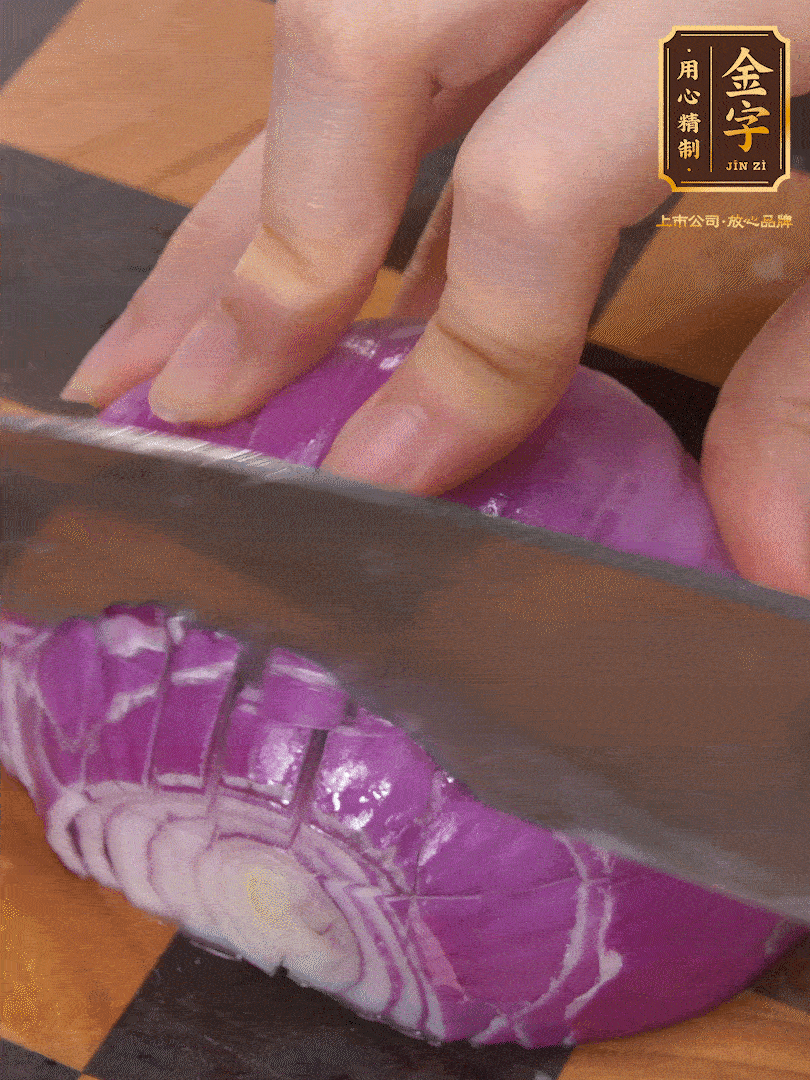 洋蔥切碎、土豆切丁