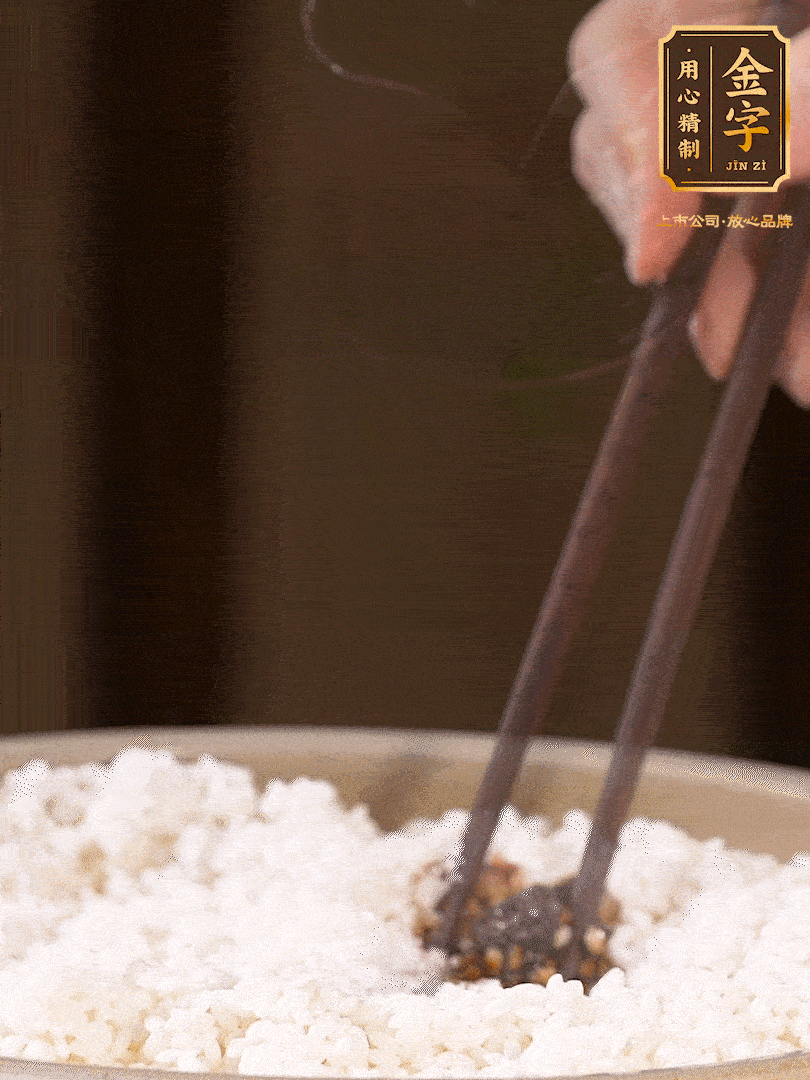 糯米淘洗干凈，浸泡4小時，控干水分后，加鹽、糖、老抽調(diào)味調(diào)色