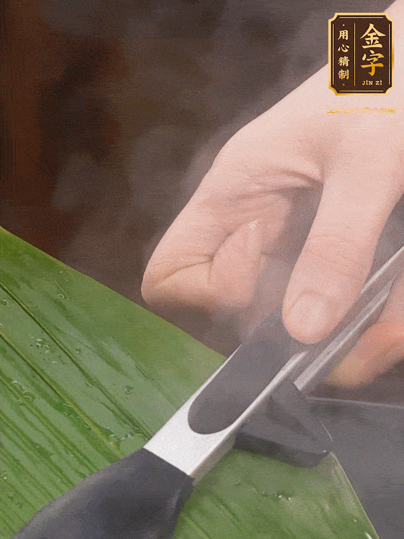 新鮮粽葉洗凈，用開水煮一下，讓粽葉更有韌性不易裂。