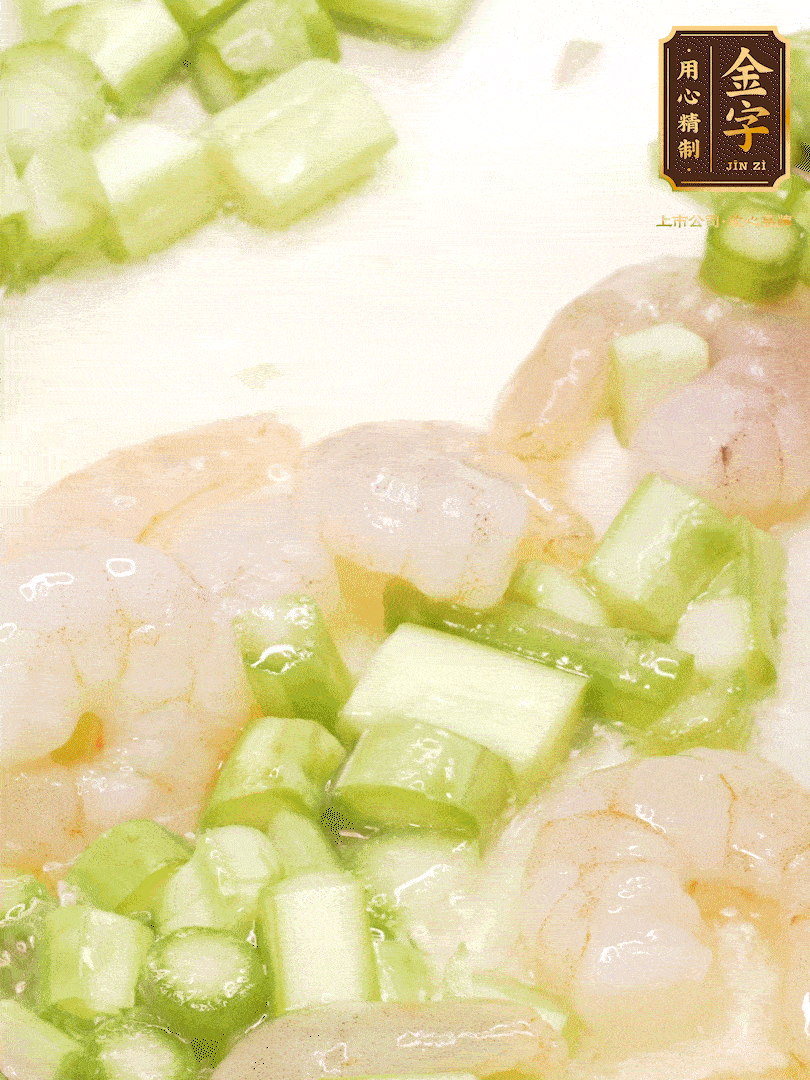 熱油煎香蝦仁，下香腸、蘆筍翻炒，盛出備用。