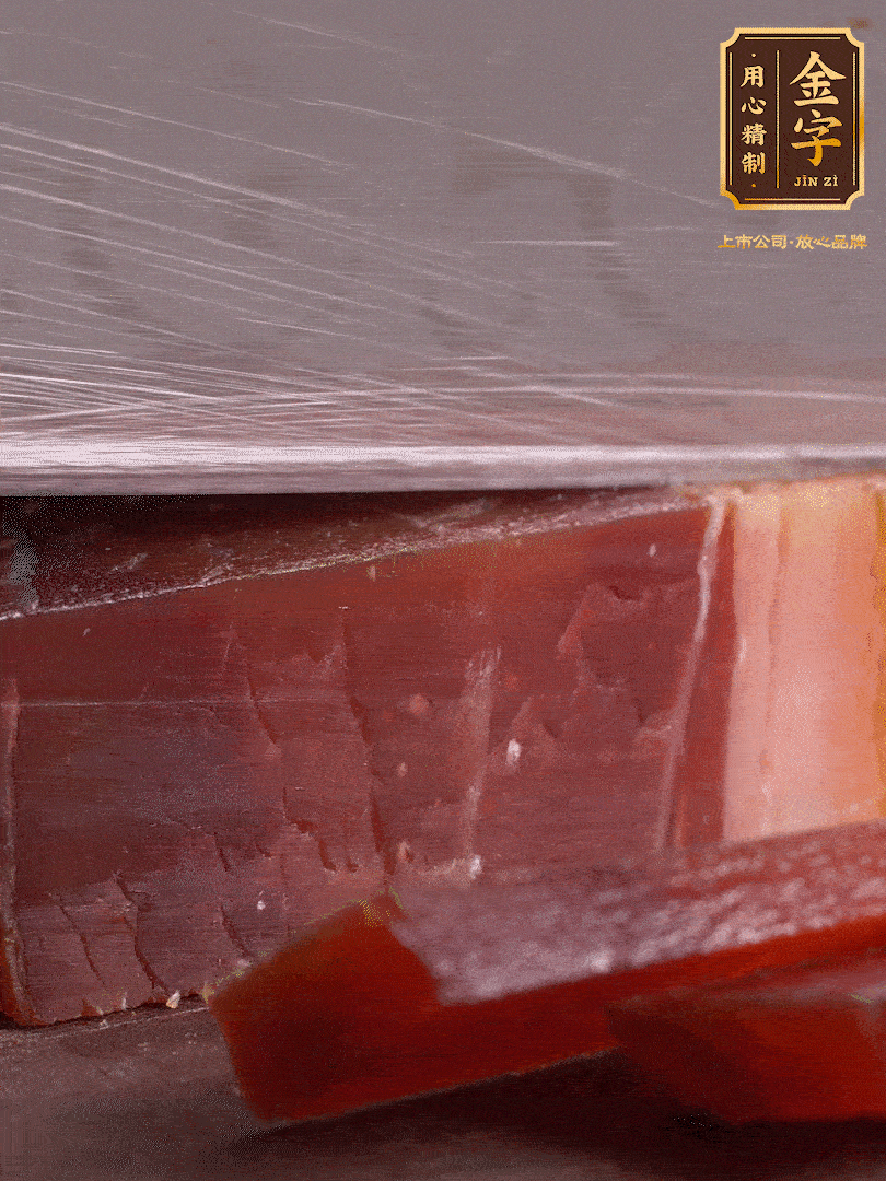 準(zhǔn)備食材。選用足年發(fā)酵的金字火腿，煲出來的湯更加鮮美?；鹜惹谐杀∑?，溫水浸泡5分鐘。