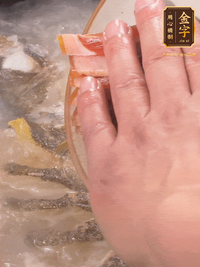 將煎好的魚，倒入三大碗開水。大火煮開后放入1個蔥結(jié)、2片姜片和1勺料酒和火腿片