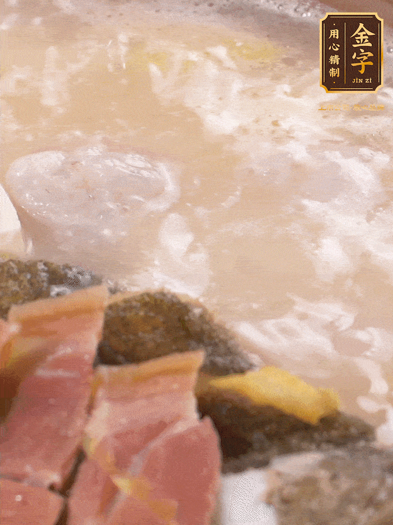 大火煮至沸騰后，轉(zhuǎn)至砂鍋中，繼續(xù)燉煮。這個時候可以放入一些自己喜歡吃的配菜比如蝦滑、內(nèi)酯豆腐來添味