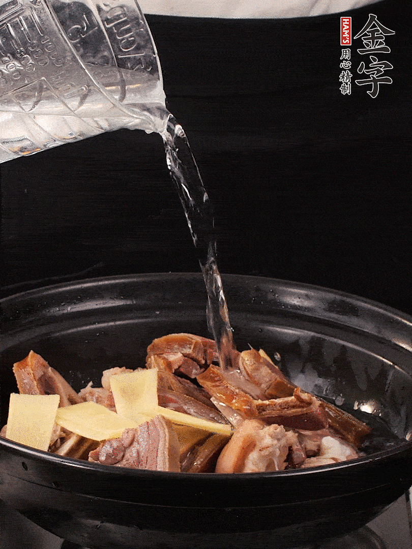 火腿、豬腳放到大砂鍋里，黃酒提鮮，蔥姜去腥，加2kg純凈水沒過食材。水一定要放足，中途最好不能加水