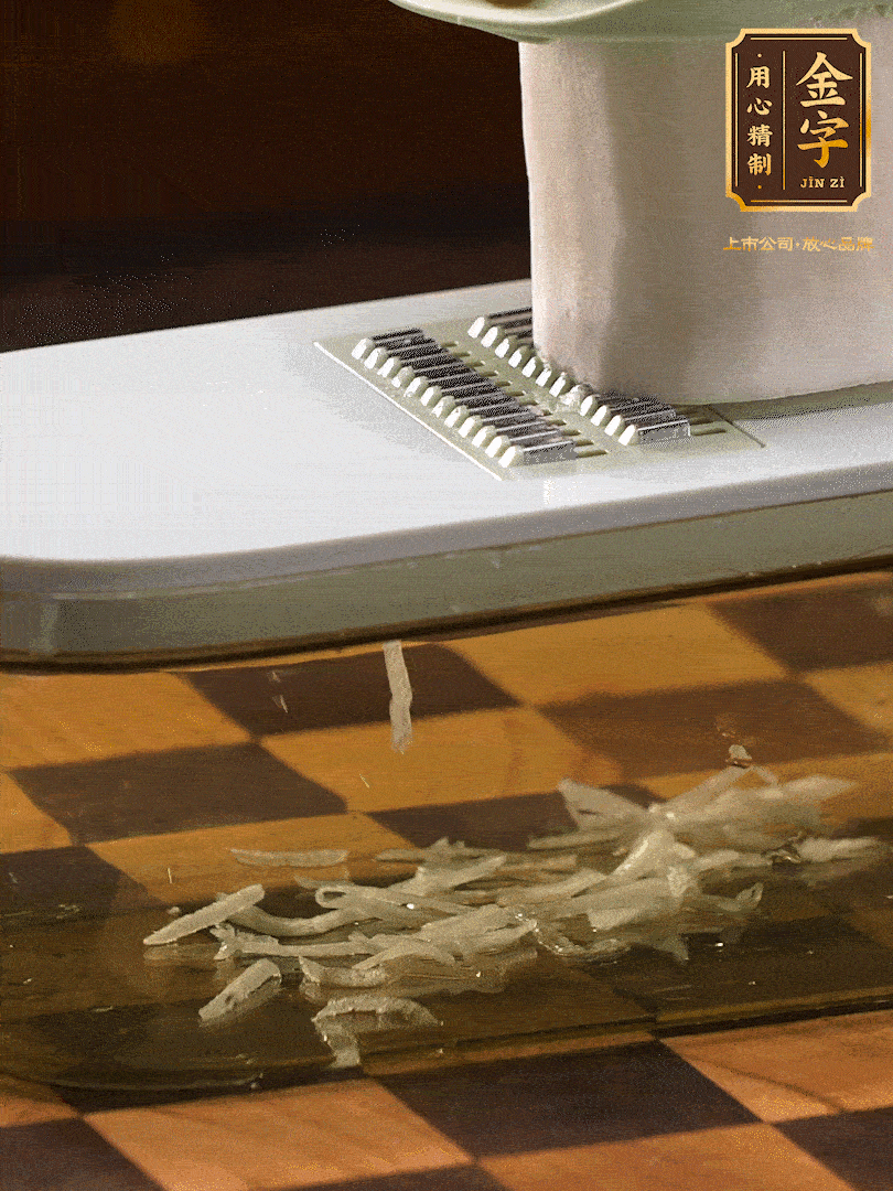 蘿卜切絲 ，加少許的鹽 抓拌均勻后，腌制十五分鐘