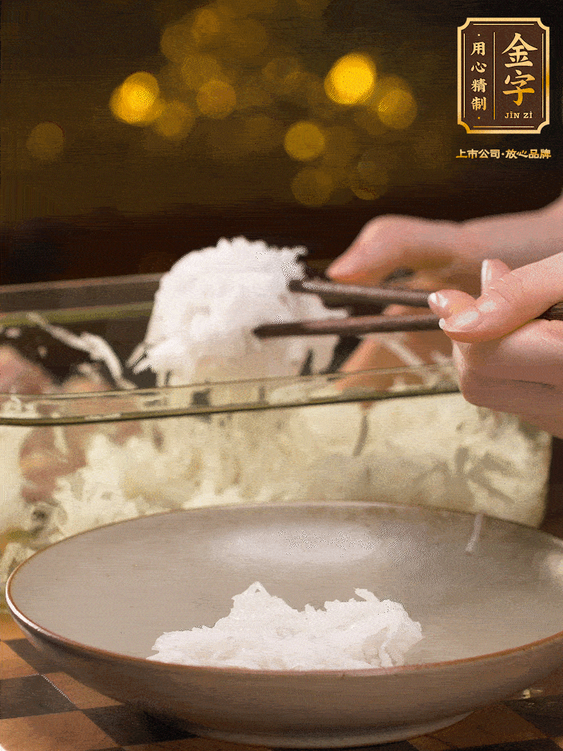 腌好的蘿卜絲控干水份用筷子夾出 、放在盤子底部