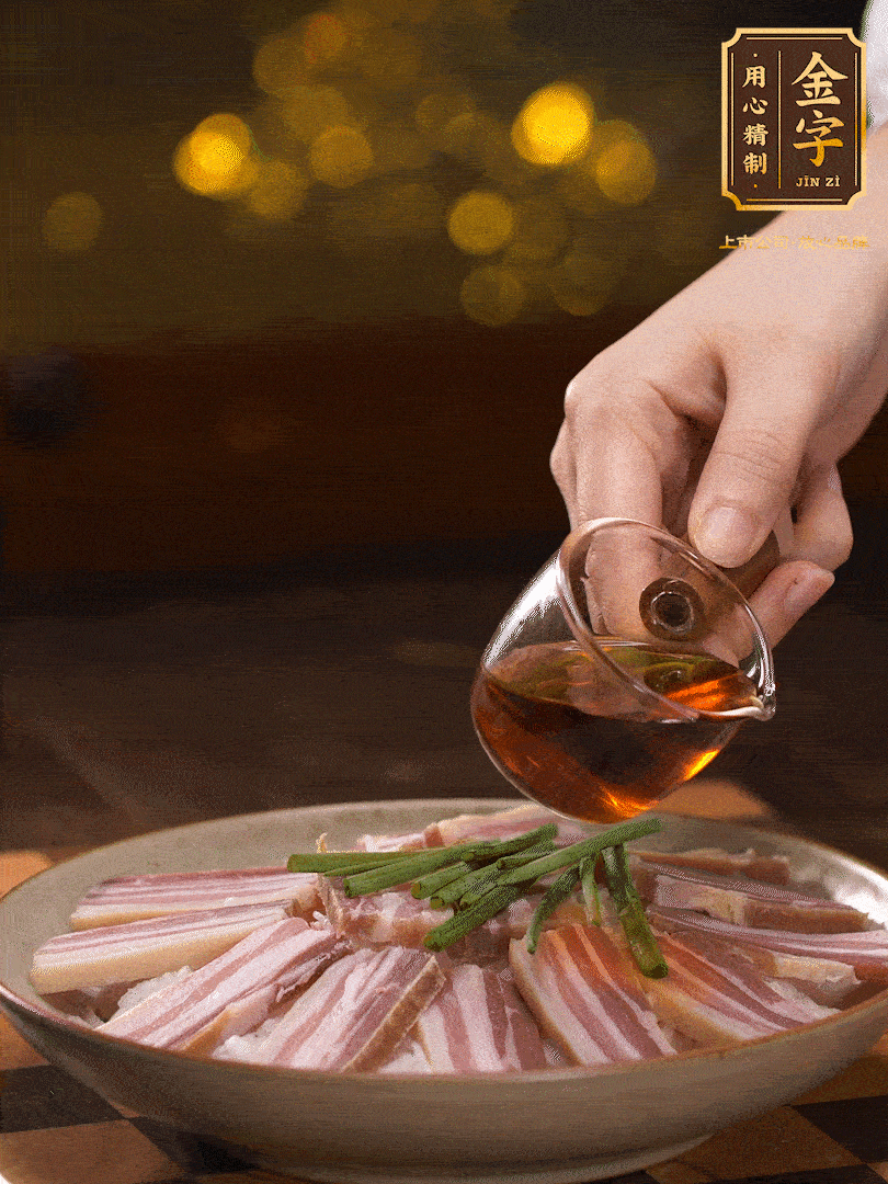 把切好的咸肉，均勻的鋪在蘿卜絲的四周頂部放少許蔥段 淋上少許料酒，放入鍋中 大火蒸二十分鐘