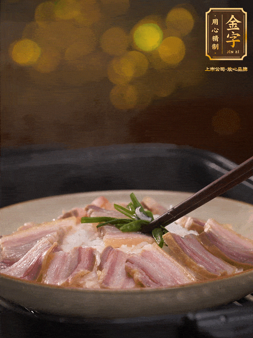 二十分鐘后關(guān)火，去除頂部的蔥段，最后撒上少許的蔥末，就完成了