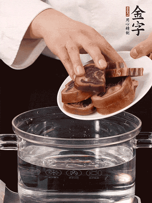 準(zhǔn)備食材。做金銀蹄有2個關(guān)鍵點：食材上火腿當(dāng)然得選足年發(fā)酵的金字火腿，新鮮豬爪最好選前腳、大小適宜的。