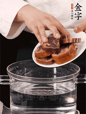 一包200g的金字火腿蹄片恰好搭配一個新鮮豬爪（豬腳）。都先加蔥姜、料酒焯水一遍，把血水清除后燉出來才能更清澈不油膩。