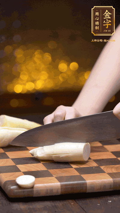 茭白剝去外皮，去掉根部老硬部分，洗凈切滾刀塊