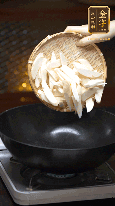 油至5成熱，下茭白塊翻炒，慢慢煎炒至表面微微焦黃