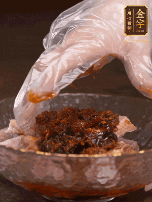 排骨用1勺蠔油、1勺醬油、1勺金字火腿XO醬抓勻腌制半小時(shí)