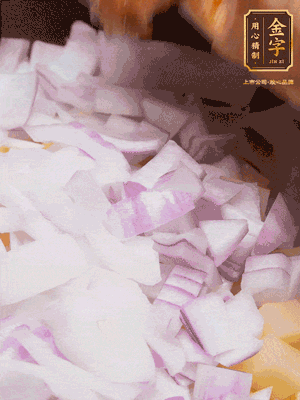 倒入洗干凈的大米、土豆丁、洋蔥碎、排骨、金字火腿xo醬、水