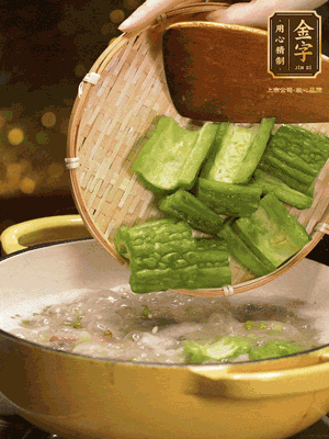 倒入熱水，和泡開(kāi)的綠豆（連水）和火腿片，大火燒開(kāi)燉一個(gè)小時(shí)