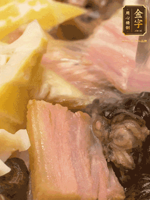 倒入滾燙的熱水，燉煮20分鐘，湯濃汁白