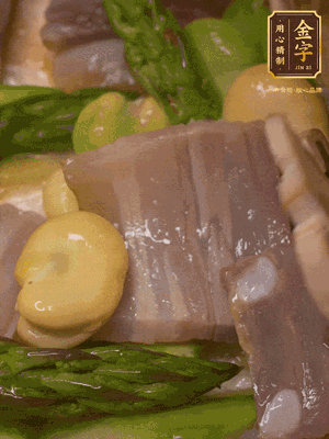 倒入熱水，燉煮10分鐘