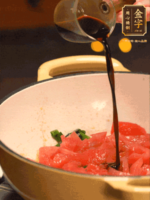 調(diào)味：1勺蠔油、1勺生抽、2轉(zhuǎn)胡椒粉和2勺番茄醬倒入400ml開(kāi)水，燒至湯汁濃厚