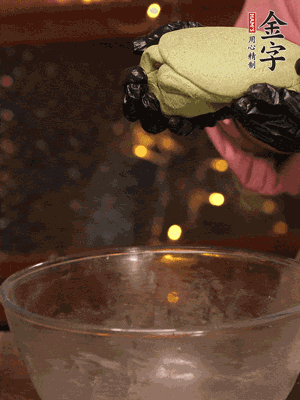 水里放點(diǎn)鹽，燒開后放艾草，一勺小蘇打，撈出浸入涼水，打成艾草泥