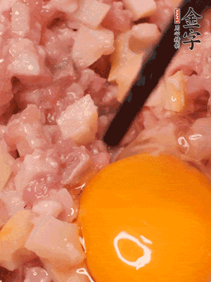 豬肉末、咸肉丁，分次加蔥姜水，一勺糖、一丟白胡椒，春筍丁，打入一個(gè)雞蛋