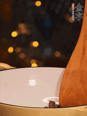 鍋中放入油，倒入醬油肉煸出油脂香味