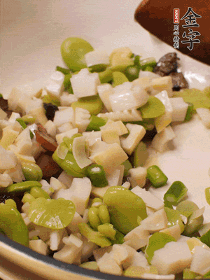 倒入蠶豆、春筍翻炒