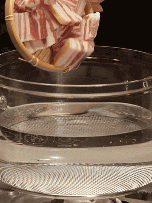 排骨、咸肉，一起下入鍋中，加入蔥，姜，料酒，倒入清水焯水清洗干凈