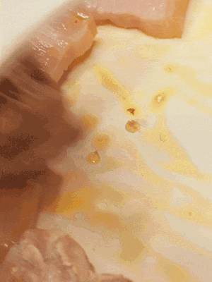 另起一鍋，將咸肉、鮮肉 翻炒出香味