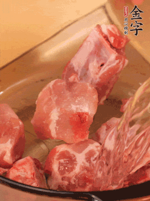 排骨冷水下鍋，加料酒、姜片，煮開綽水