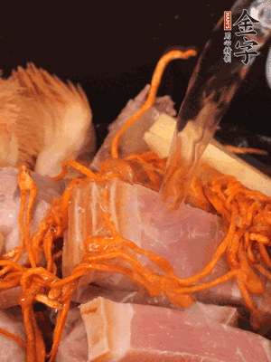 將所有食材一起倒進(jìn)鍋中，加水沒過食材，燉煮30分鐘即可