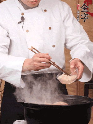 花膠、金湯放入鍋中小火再燉10分鐘