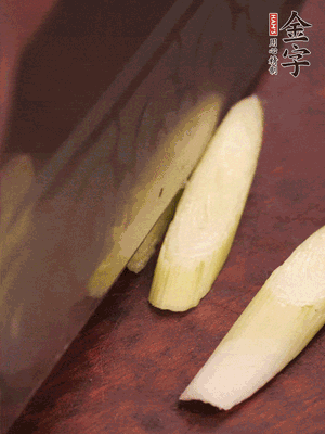 蒜白切小段，辣椒斜切圈