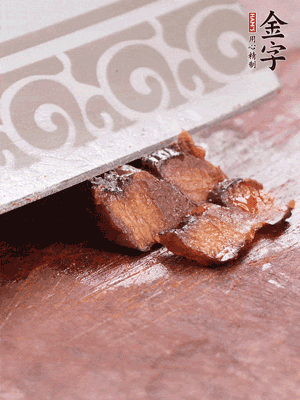 金字醬油肉水煮15分鐘，切薄片