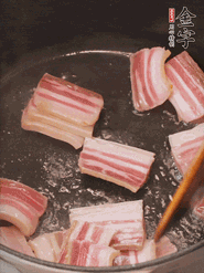 鍋中放菜籽油燒熱，下咸肉、冬筍略微煸炒