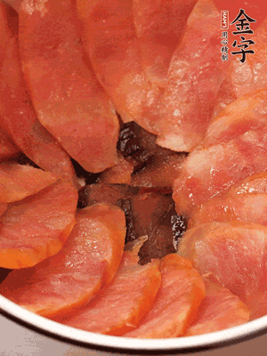 深碗涂抹豬油，頂端鋪枸杞，間隔鋪上香腸、醬油肉片