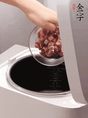 鍋中倒入豬油，油熱后炒熟上海青，給倒少許鹽調(diào)味