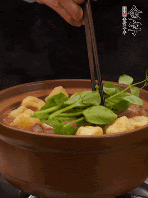 加筒骨煲的經(jīng)典配菜：金字土香腸、油豆腐、千張蓋上蓋子燜一會兒，耐心等候10分鐘。