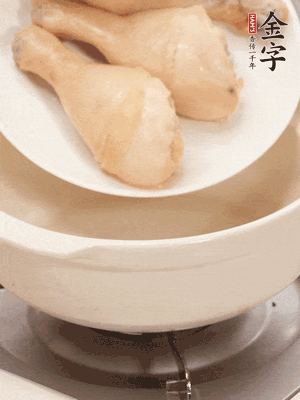 雞腿、火腿、干貝、蒜頭放入砂鍋內(nèi)燉1小時(shí)