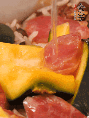 倒入溫開水，水量高出米面一個指節(jié)。