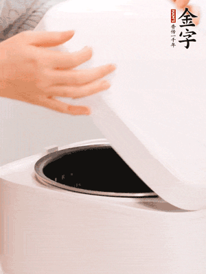 泡發(fā)香菇的水和調(diào)好的醬汁混合在一起，倒入電飯煲中，煮飯。