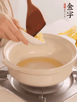 鍋里留少量底油煸香火腿和姜末。