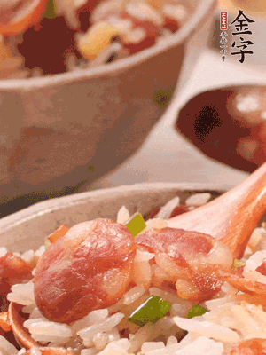 開蓋后，沿鍋邊淋2大勺花生油，大火烤出鍋巴。輕輕翻拌一下，撒點(diǎn)蔥花。