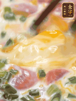 三個(gè)全蛋中加適量牛奶、鹽、黑胡椒粉、臘腸、蔥花攪拌均勻