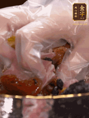 排骨洗凈后（蠔油、生抽、老抽、鹽、糖、淀粉、豆豉、蒜蓉、姜絲）腌制30分鐘