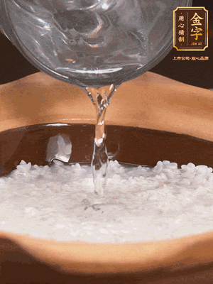 砂鍋底部刷一層油，加入大米和開水，水高1cm,大火燒開后轉(zhuǎn)中火煲5分鐘，到水微收干