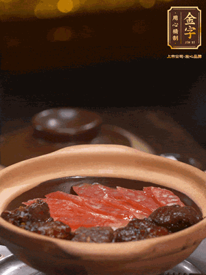 鋪上臘腸和排骨，鍋邊淋一圈油，小火煲10分鐘