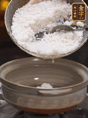 鍋底刷油，倒入米飯，水沒過即可，中小火燜10分鐘，戳幾個洞