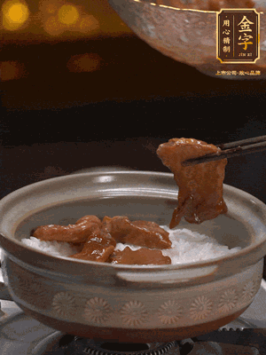 鋪上牛肉，鍋邊淋油在燜5分鐘